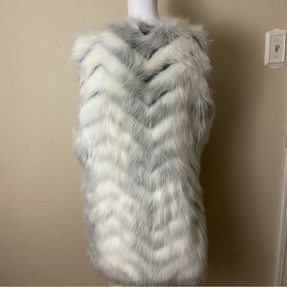 Donna Salyers Fabulous Furs-  Faux Fur Open Front Vest - Large - Picture 4 of 7